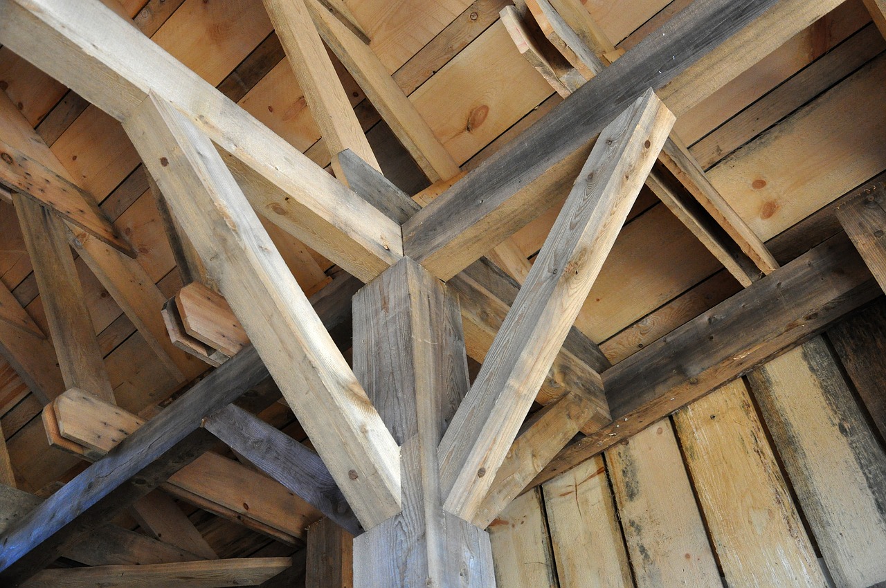 Więźba dachowa – montować mokre czy suche drewno